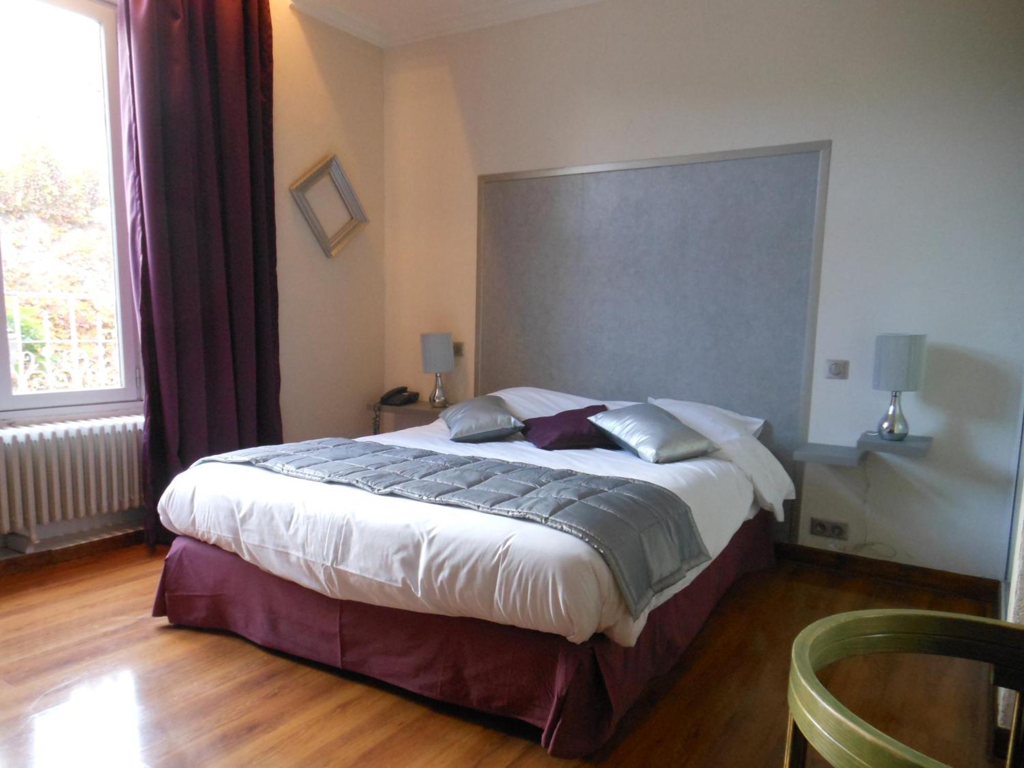 Logis - Hotel Restaurant L'Ecu De France Malesherbes エクステリア 写真