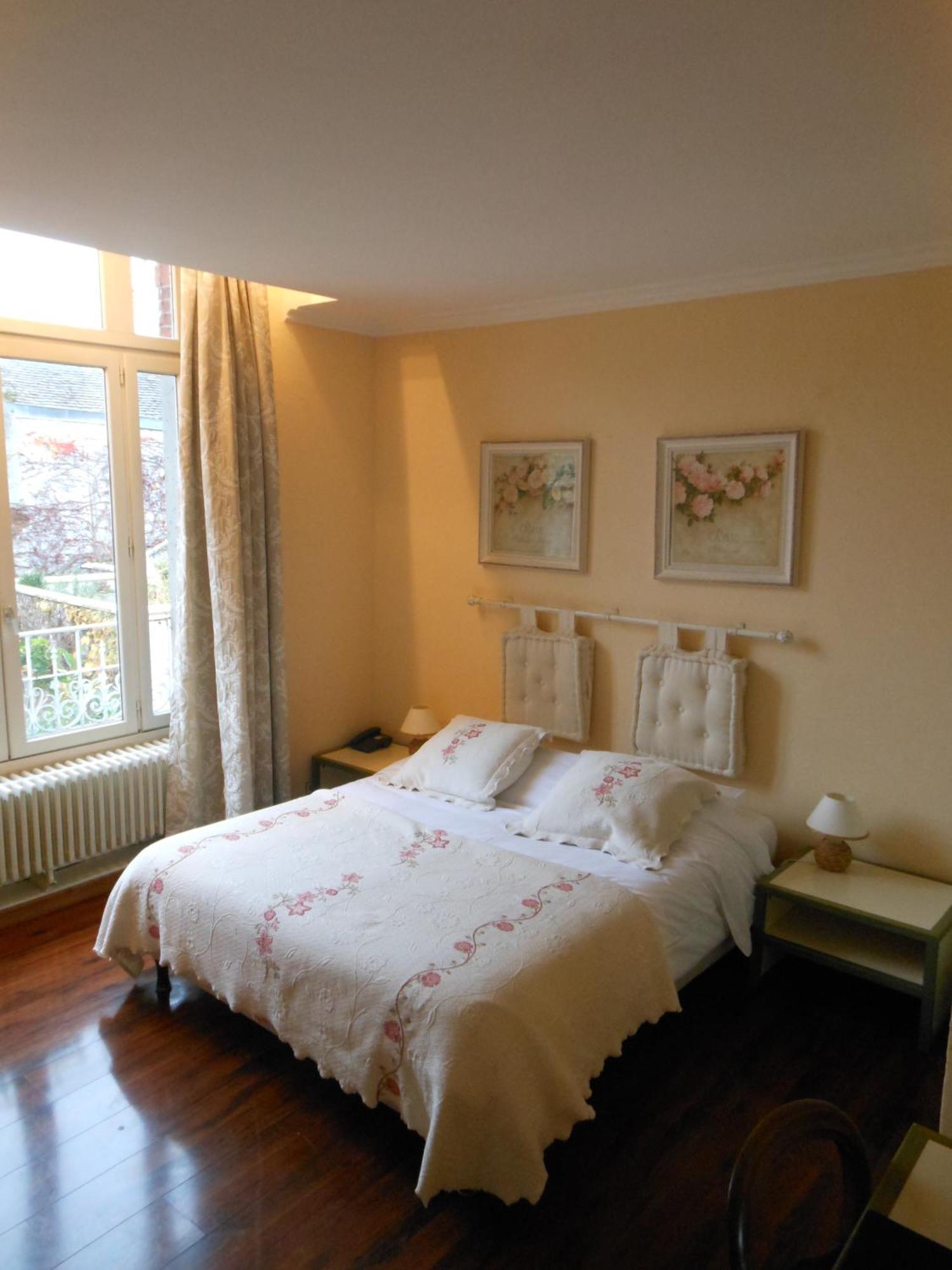Logis - Hotel Restaurant L'Ecu De France Malesherbes エクステリア 写真