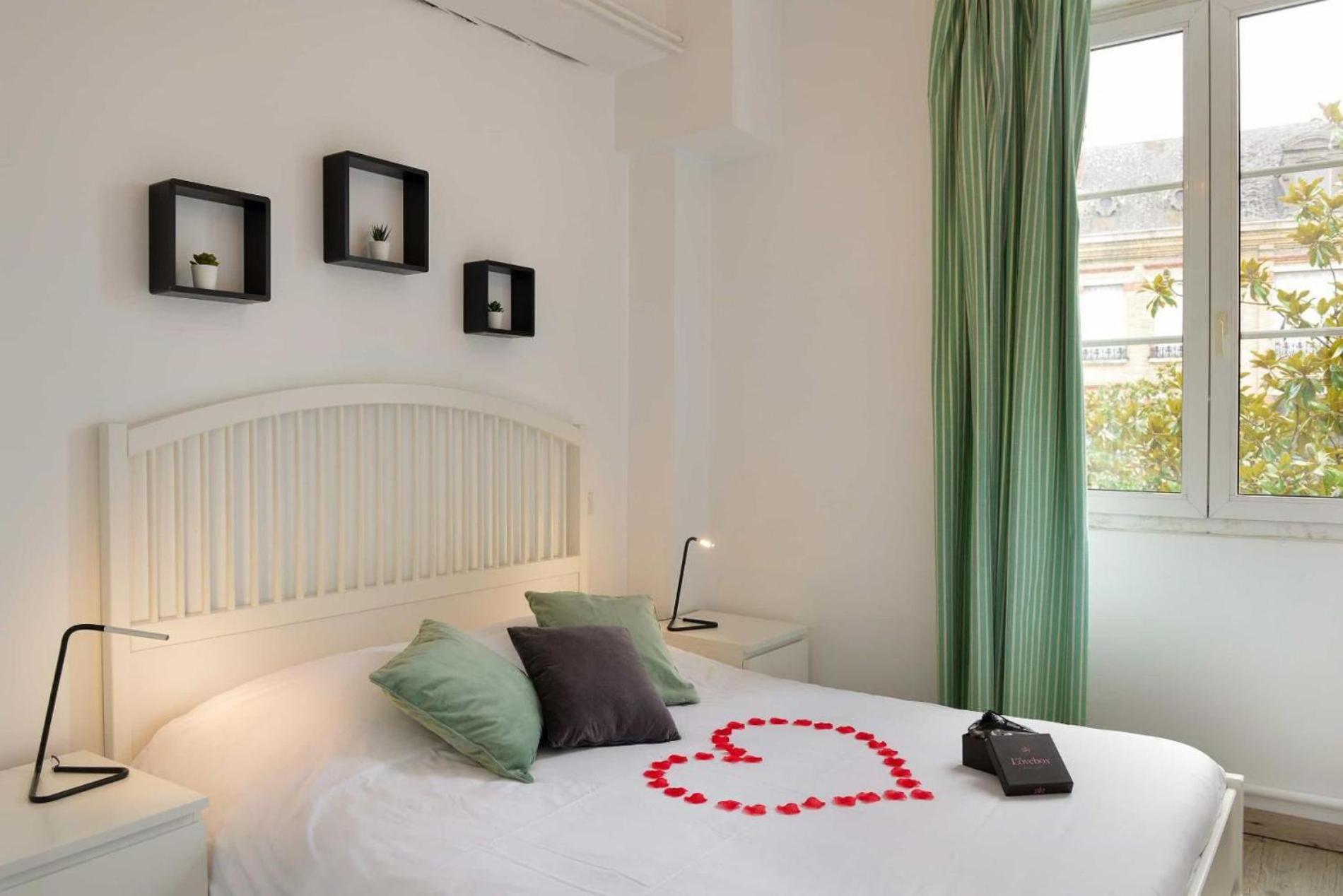 Logis - Hotel Restaurant L'Ecu De France Malesherbes エクステリア 写真
