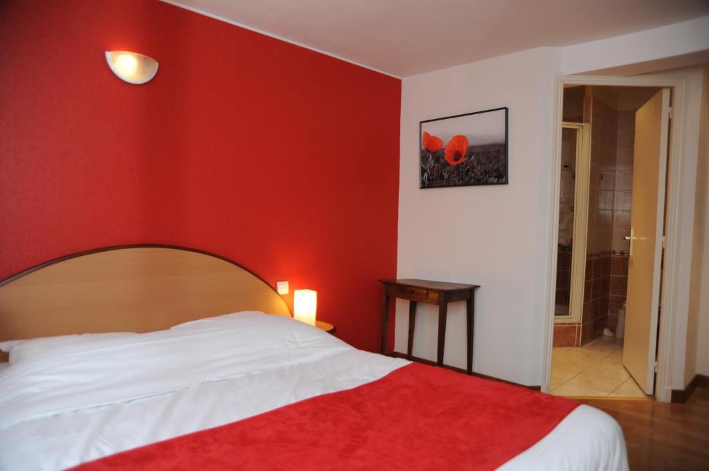 Logis - Hotel Restaurant L'Ecu De France Malesherbes 部屋 写真
