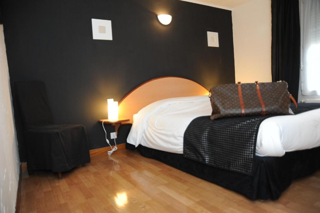 Logis - Hotel Restaurant L'Ecu De France Malesherbes 部屋 写真