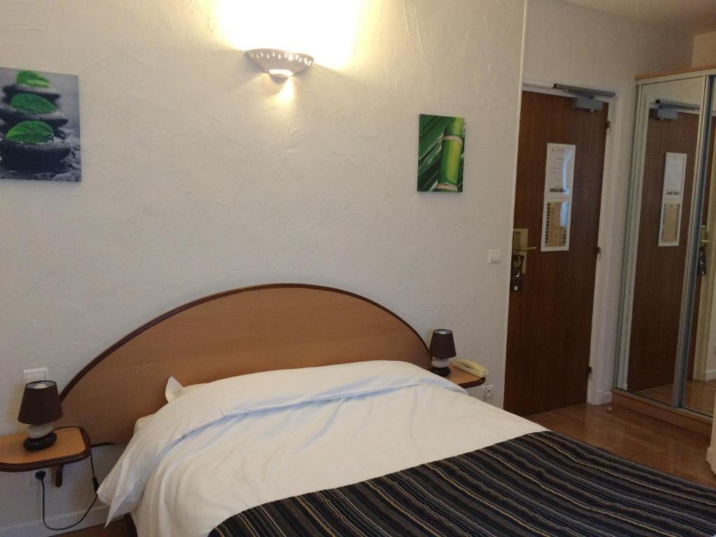 Logis - Hotel Restaurant L'Ecu De France Malesherbes 部屋 写真